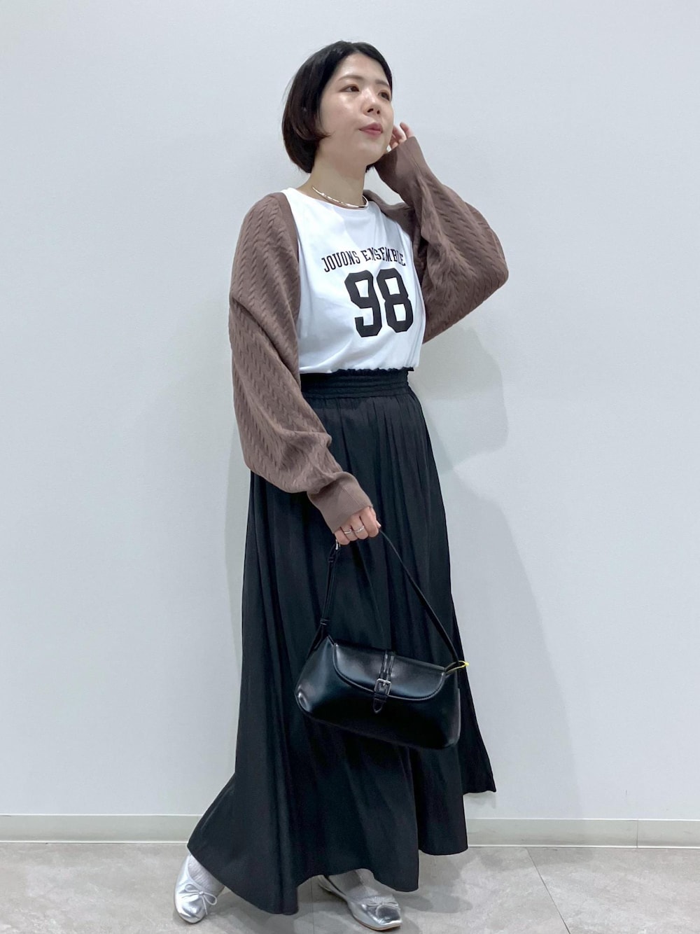 「初秋コーデ、秋コーデ、女子会コーデ、パンツスタイル、モノトーンコーデ、ROPÉ PICNIC、ストレート、ブルべ夏、混合、低身長、トップス、Tシャツ/カットソー、カーディガン、パンツ、バッグ」｜「ROPE' PICNICの【ご好評につき新色追加】さらさらアソート柄スカーチョ（その他パンツ、グレー系）」を使った、ゆんさん（レディース・155cm）の秋コーディネートの1枚目の写真