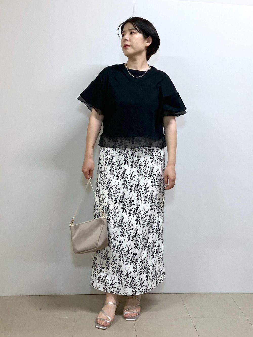 「夏コーデ、デートコーデ、旅行コーデ、女子会コーデ、スカートスタイル、モノトーンコーデ、ROPÉ PICNIC、ストレート、ブルべ夏、混合、トップス、Tシャツ/カットソー、スカート、バッグ、ショルダーバッグ」｜「ROPE' PICNICの撥水加工/ミニショルダーバッグ（ショルダーバッグ、ベージュ系）」を使った、ゆんさん（レディース・155cm）の夏コーディネートの1枚目の写真