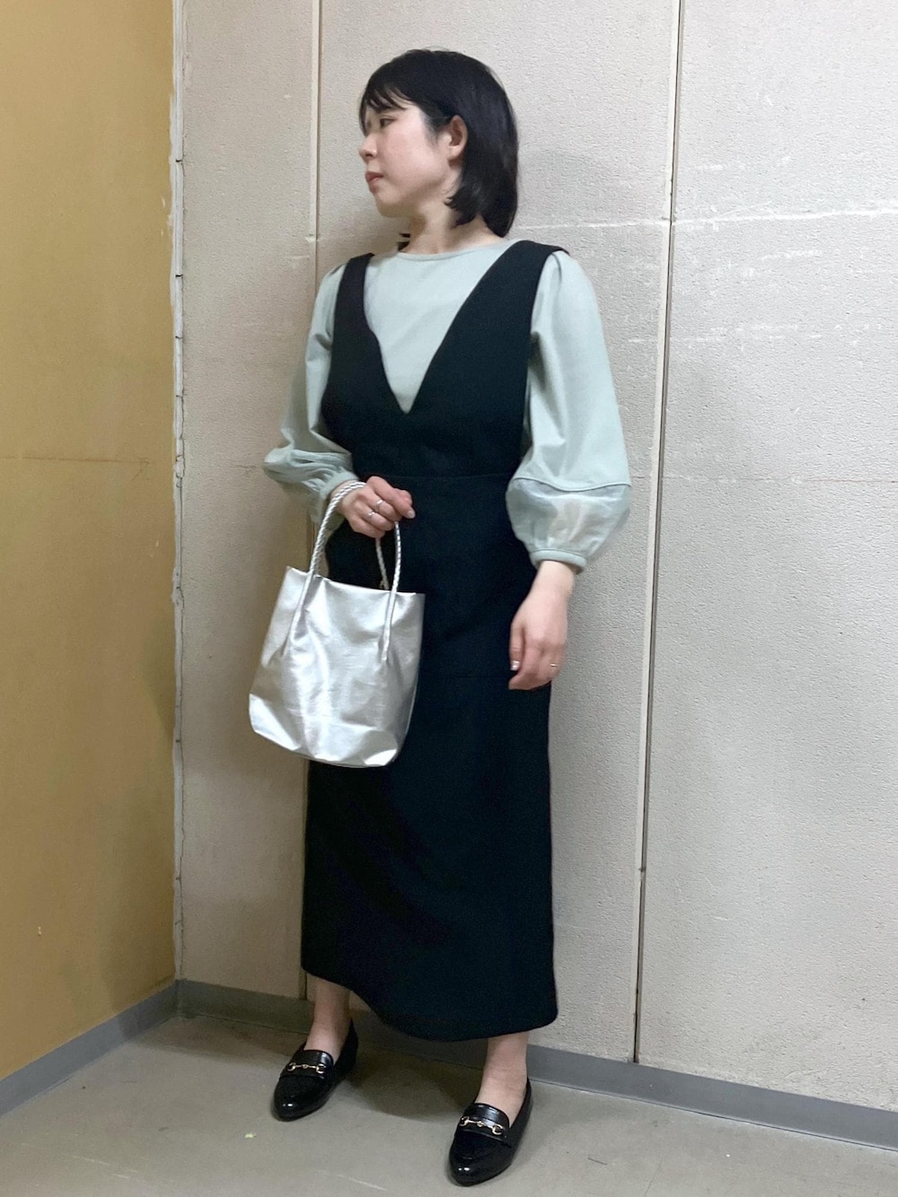 「春コーデ、授業参観日コーデ、お出かけコーデ、推し活コーデ、女子会コーデ、シンプルコーデ、ROPÉ PICNIC、ストレート、ブルべ夏、混合、トップス、Tシャツ/カットソー、ワンピース、ジャンパースカート、バッグ」｜「ROPE' PICNICの【累計25,000点突破】洗えるメッシュハンドルミドルトートバッグ（トートバッグ、シルバー系）」を使った、ゆんさん（レディース・155cm）の春コーディネートの1枚目の写真