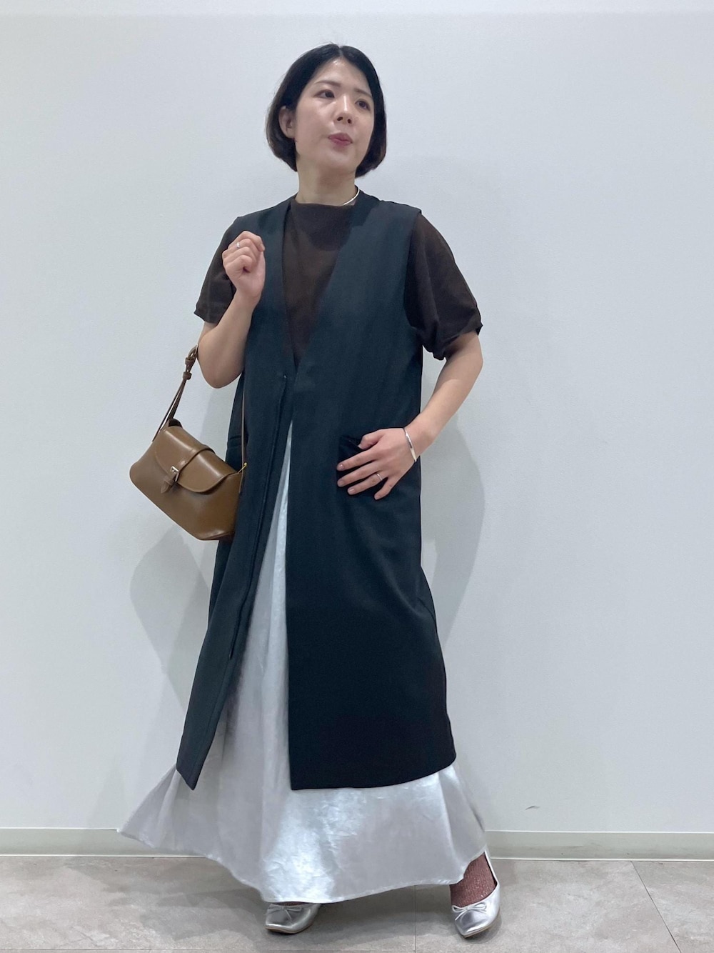 「初秋コーデ、秋コーデ、お出かけコーデ、スカートスタイル、ROPÉ PICNIC、ストレート、ブルべ夏、混合、低身長、トップス、ニット/セーター、ベスト、スカート、バッグ、ショルダーバッグ」｜「ROPE' PICNICのメタリックスカート（スカート、シルバー系）」を使った、ゆんさん（レディース・155cm）の秋コーディネートの1枚目の写真