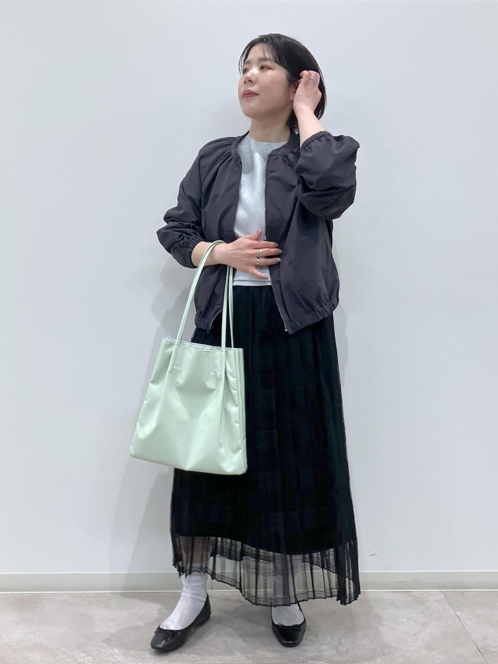 「春コーデ、初夏コーデ、夏コーデ、お出かけコーデ、女子会コーデ、スカートスタイル、ROPÉ PICNIC、ストレート、ブルべ夏、混合、トップス、ニット/セーター、ジャケット/アウター、ブルゾン、スカート」｜「ROPE' PICNICのレイヤードにも/プリーツレーススカート（スカート、ブラック系）」を使った、ゆんさん（レディース・155cm）の春コーディネートの1枚目の写真