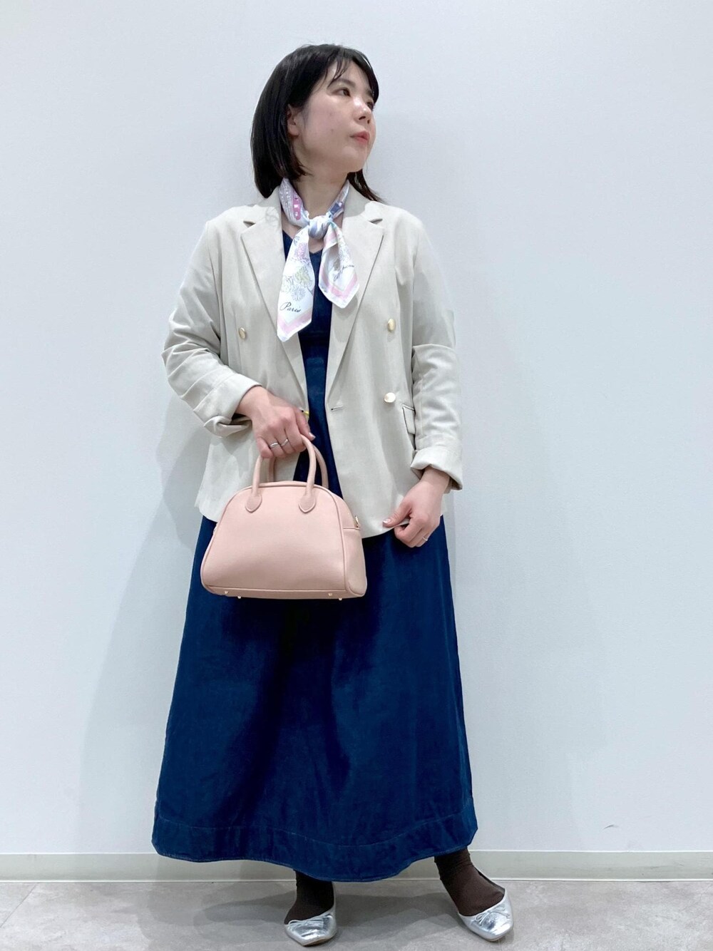 「お花見コーデ、ROPÉPICNIC_TIMESALE、春コーデ、デートコーデ、お出かけコーデ、女子会コーデ、体型カバー、ROPÉ PICNIC、ストレート、ブルべ夏、混合、ジャケット/アウター、テーラードジャケット、ワンピース、バッグ」｜「ROPE' PICNICのデニムワンピース（ワンピース、ブルー系）」を使った、ゆんさん（レディース・155cm）の春コーディネートの1枚目の写真