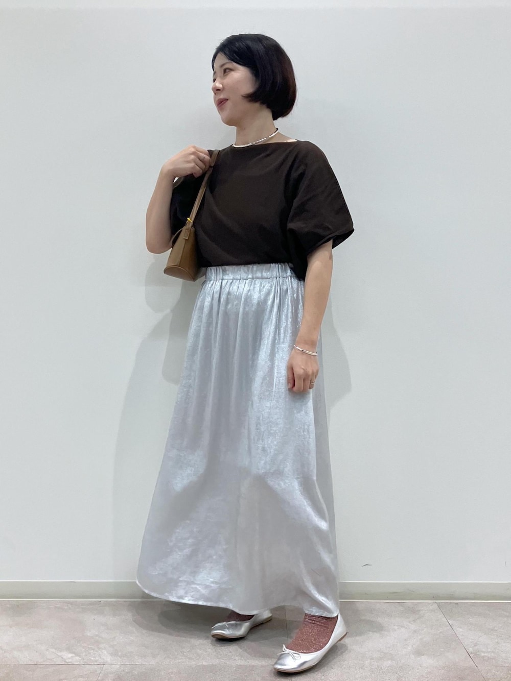 「初秋コーデ、秋コーデ、お出かけコーデ、スカートスタイル、ROPÉ PICNIC、ストレート、ブルべ夏、混合、低身長、トップス、ニット/セーター、スカート、バッグ、ショルダーバッグ、シューズ」｜「ROPE' PICNICのメタリックスカート（スカート、シルバー系）」を使った、ゆんさん（レディース・155cm）の秋コーディネートの1枚目の写真