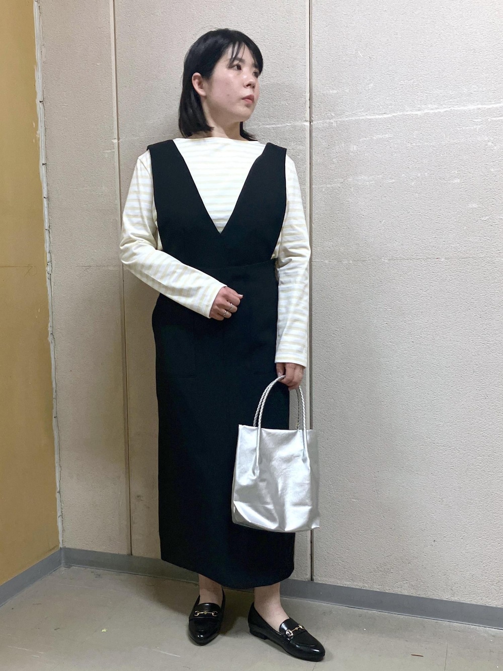 「春コーデ、お出かけコーデ、女子会コーデ、大人カジュアル、ROPÉ PICNIC、ストレート、ブルべ夏、混合、トップス、Tシャツ/カットソー、ワンピース、ジャンパースカート、バッグ、トートバッグ、シューズ」｜「ROPE' PICNICの【累計25,000点突破】洗えるメッシュハンドルミドルトートバッグ（トートバッグ、シルバー系）」を使った、ゆんさん（レディース・155cm）の春コーディネートの1枚目の写真
