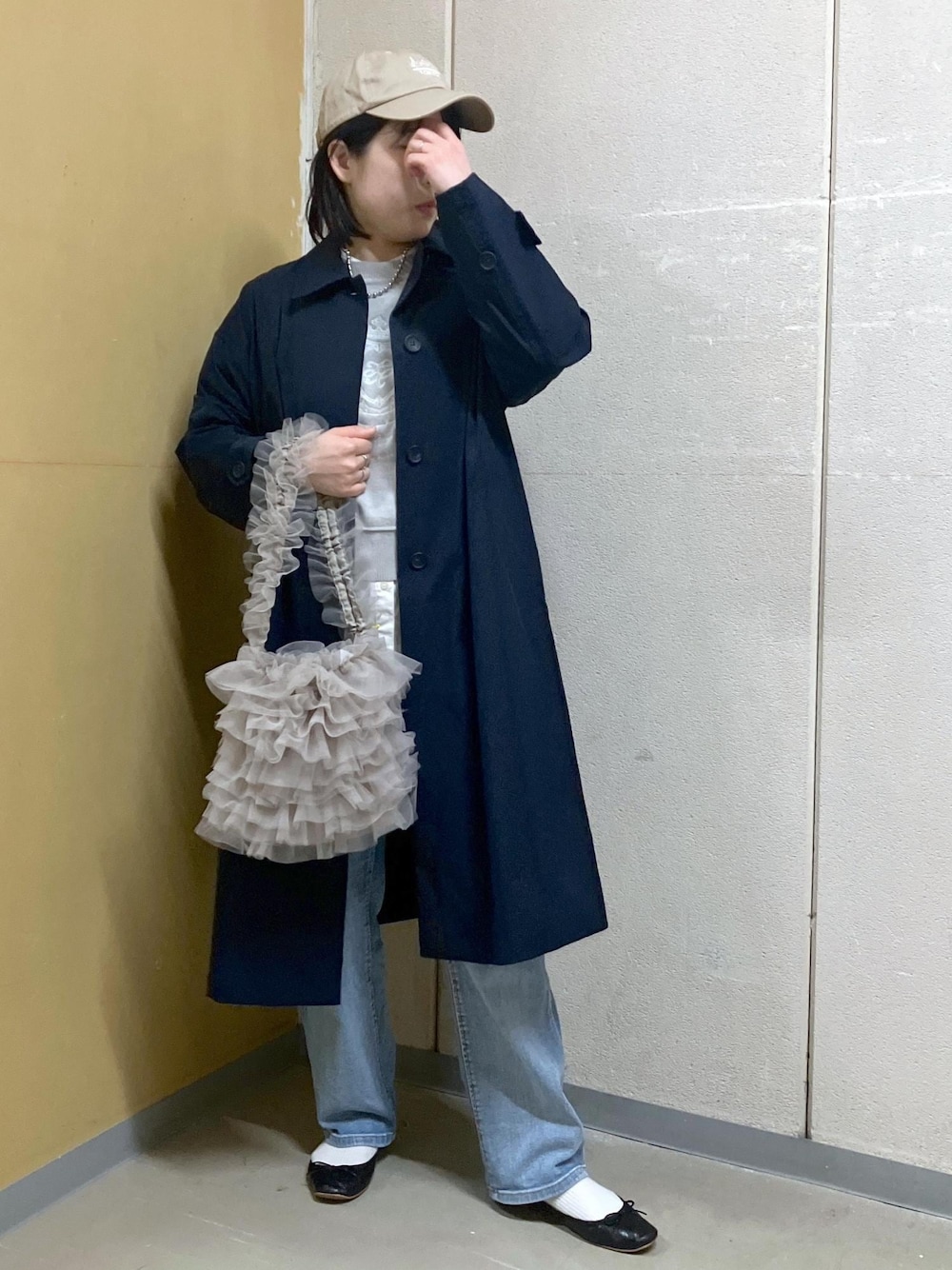 「2BUY10%OFF対象商品、ライトアウター、ROPÉ PICNIC、ストレート、ブルべ夏、混合、トップス、シャツ/ブラウス、ニット/セーター、ジャケット/アウター、ステンカラーコート、パンツ、デニムパンツ、バッグ、ショルダーバッグ」｜「ROPE' PICNICの花粉ガード・シワになりにくい/ギャザーシャツブラウス（シャツ/ブラウス、ホワイト系）」を使った、ゆんさん（レディース・155cm）の春コーディネートの1枚目の写真