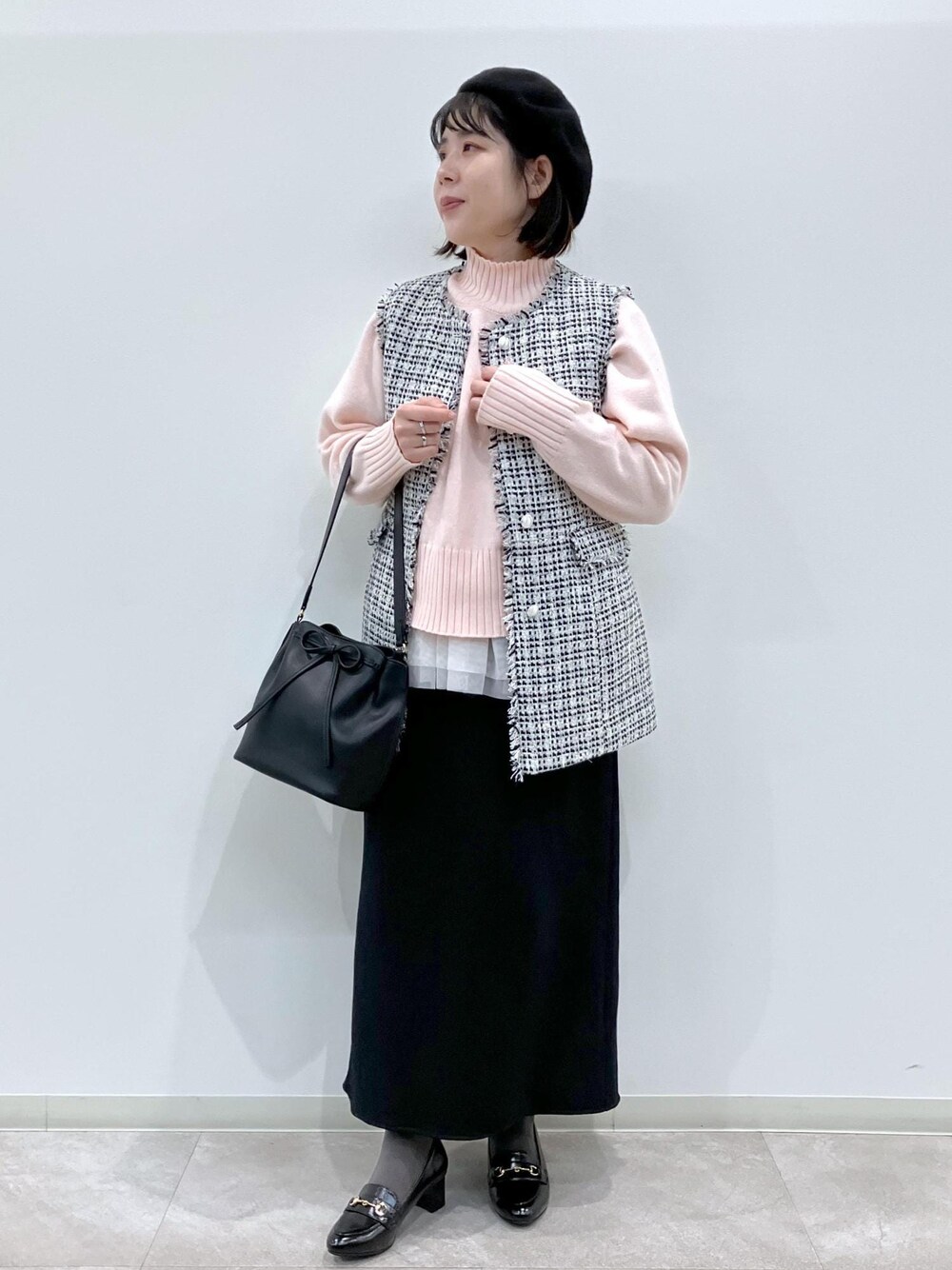 「初春コーデ、冬コーデ、授業参観日コーデ、デートコーデ、お出かけコーデ、推し活コーデ、お正月・初詣コーデ、女子会コーデ、スカートスタイル、ROPÉ PICNIC、ストレート、ブルべ夏、混合、トップス、ニット/セーター」｜「ROPE' PICNICの【3サイズ展開】裏起毛ボンディングジョーゼットアイラインスカート（スカート、ブラック系）」を使った、ゆんさん（レディース・155cm）の冬コーディネートの1枚目の写真