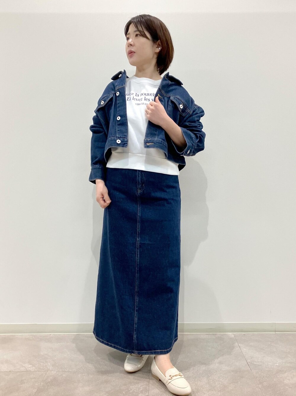 「デニム、スエット、デニムジャケット、Gジャン、デニムスカート、スカート、ロングスカート、アウター、ローファー、R、ROPEPICNIC、ROPE PICNIC、ROPÉ PICNIC R、ロペピクニック、ハルタ」｜「ROPE' PICNICのROPE' PICNIC PASSAGE byHARUTA/エナメルビット付フラットローファー（ローファー、ホワイト系）」を使った、ゆんさん（レディース・155cm）の冬コーディネートの1枚目の写真
