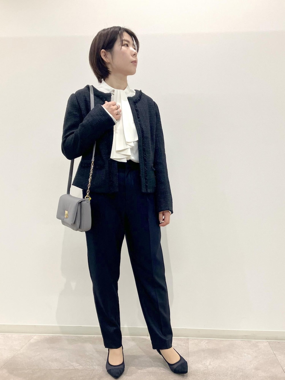 「GDV14000、GDS14090、GDH53410、GIX63280、GIA14100、骨格ストレート、ボウタイブラウス、オフィスカジュアル、24SSセレモニー、24SS、セレモニー、ブラック、ショルダーバッグ、ミニ、チェーン」｜「ROPE' PICNICのeasy warm 2WAYボウタイブラウス（シャツ/ブラウス、ホワイト系）」を使った、ゆんさん（レディース・155cm）の冬コーディネートの1枚目の写真
