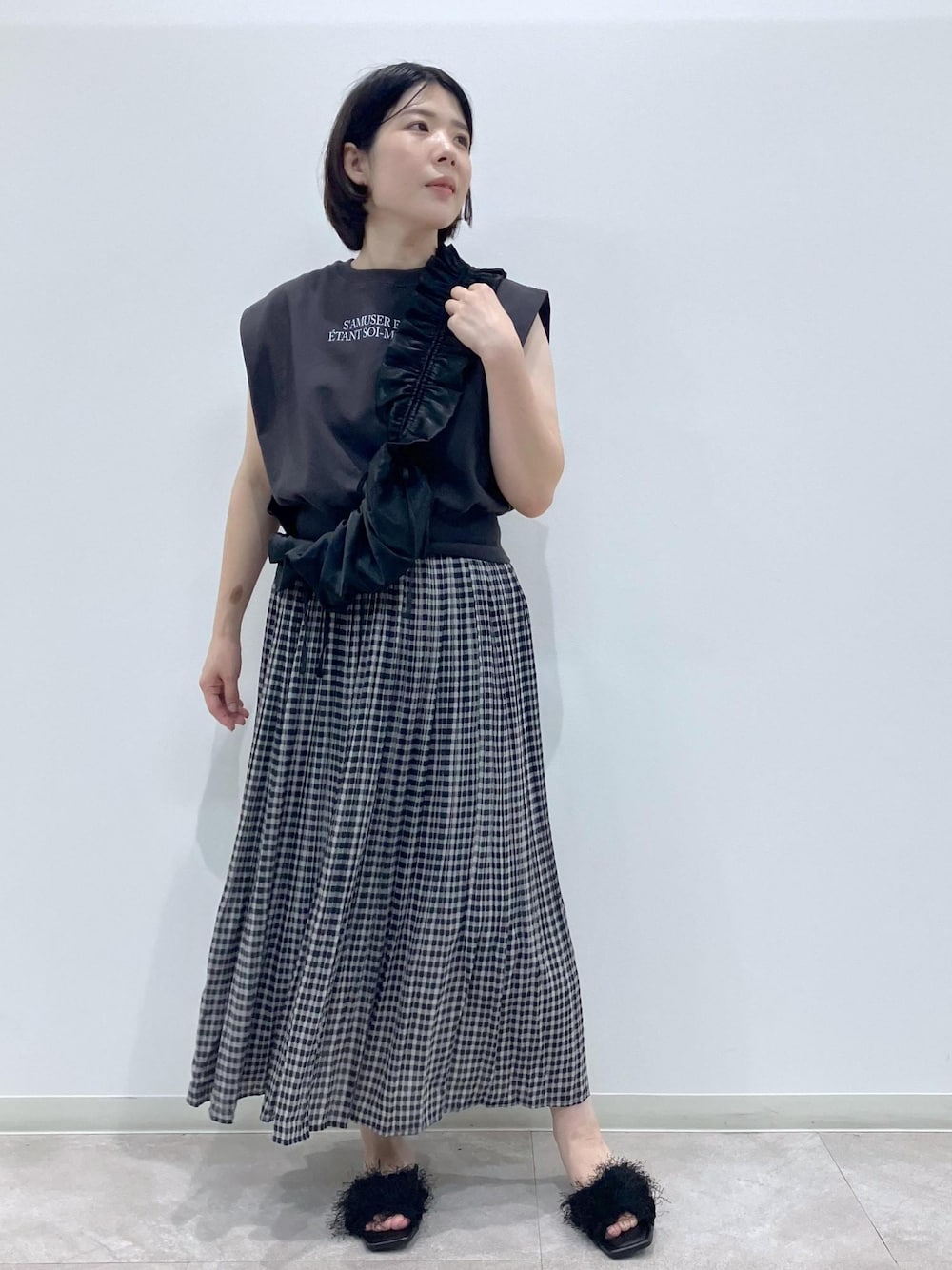 「初秋コーデ、秋コーデ、お出かけコーデ、スカートスタイル、ROPÉ PICNIC、ストレート、ブルべ夏、混合、低身長、トップス、スウェット、スカート、バッグ、ショルダーバッグ、シューズ」｜「ROPE' PICNICのシャーリングフリルショルダーバッグ（ショルダーバッグ、ブラック系）」を使った、ゆんさん（レディース・155cm）の夏コーディネートの1枚目の写真