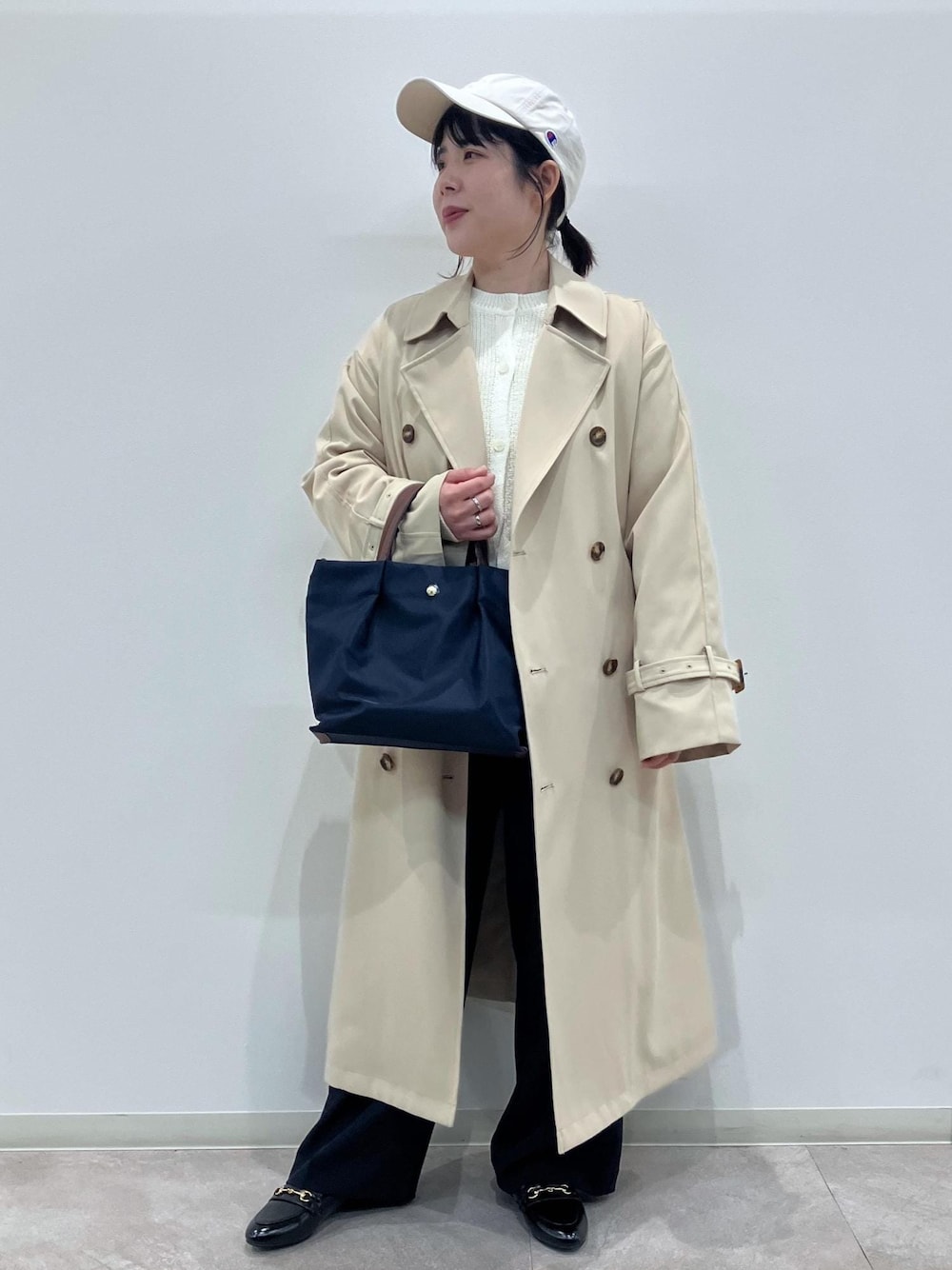 「春アウター、春コーデ、お出かけコーデ、旅行コーデ、女子会コーデ、大人カジュアル、パンツスタイル、ROPÉ PICNIC、ストレート、ブルべ夏、混合、トップス、カーディガン、ジャケット/アウター、トレンチコート」｜「Legato Largoの【一部店舗限定】【Legato Largo/レガートラルゴ】肩楽ショルダーバッグ（ショルダーバッグ、ブルー系）」を使った、ゆんさん（レディース・155cm）の冬コーディネートの1枚目の写真