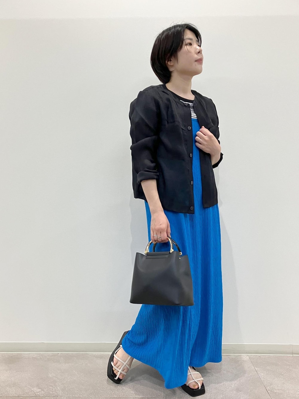 「GDK14050、GIX14100、GSE14060、GSM14120、GIA14230、シアー、ブラウス、カーディガン、シアーブラウスカーディガン、ショルダーバッグ、スキニーストラッププラットフォームサンダル リ、サンダル、Tシャツ、カットジャガードキャミワンピース、キャミワンピース」｜「ROPE' PICNICのDメタルハンドル ミドルトート&ショルダーバッグ（ハンドバッグ、ブラック系）」を使った、ゆんさん（レディース・155cm）の春コーディネートの1枚目の写真