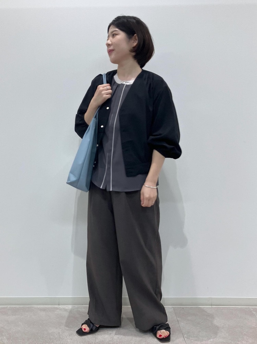 「WMトップス_pickup、夏コーデ、初秋コーデ、お仕事コーデ、授業参観日コーデ、パンツスタイル、ROPÉ PICNIC、ストレート、ブルべ夏、混合、低身長、トップス、シャツ/ブラウス、カーディガン、パンツ」｜「ROPE' PICNICの新色追加・A4対応/洗えるメッシュハンドルトートバッグ（トートバッグ、ブルー系）」を使った、ゆんさん（レディース・155cm）の夏コーディネートの1枚目の写真
