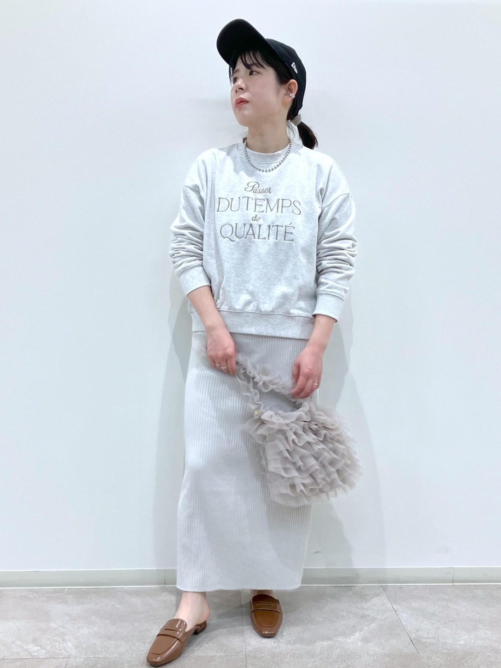 「春コーデ、お出かけコーデ、女子会コーデ、大人カジュアル、スカートスタイル、ROPÉ PICNIC、ストレート、ブルべ夏、混合、トップス、スウェット、スカート、バッグ、ショルダーバッグ、シューズ」｜「ROPE' PICNICのシアーフリルワンハンドルバッグ（ショルダーバッグ、ベージュ系）」を使った、ゆんさん（レディース・155cm）の春コーディネートの1枚目の写真