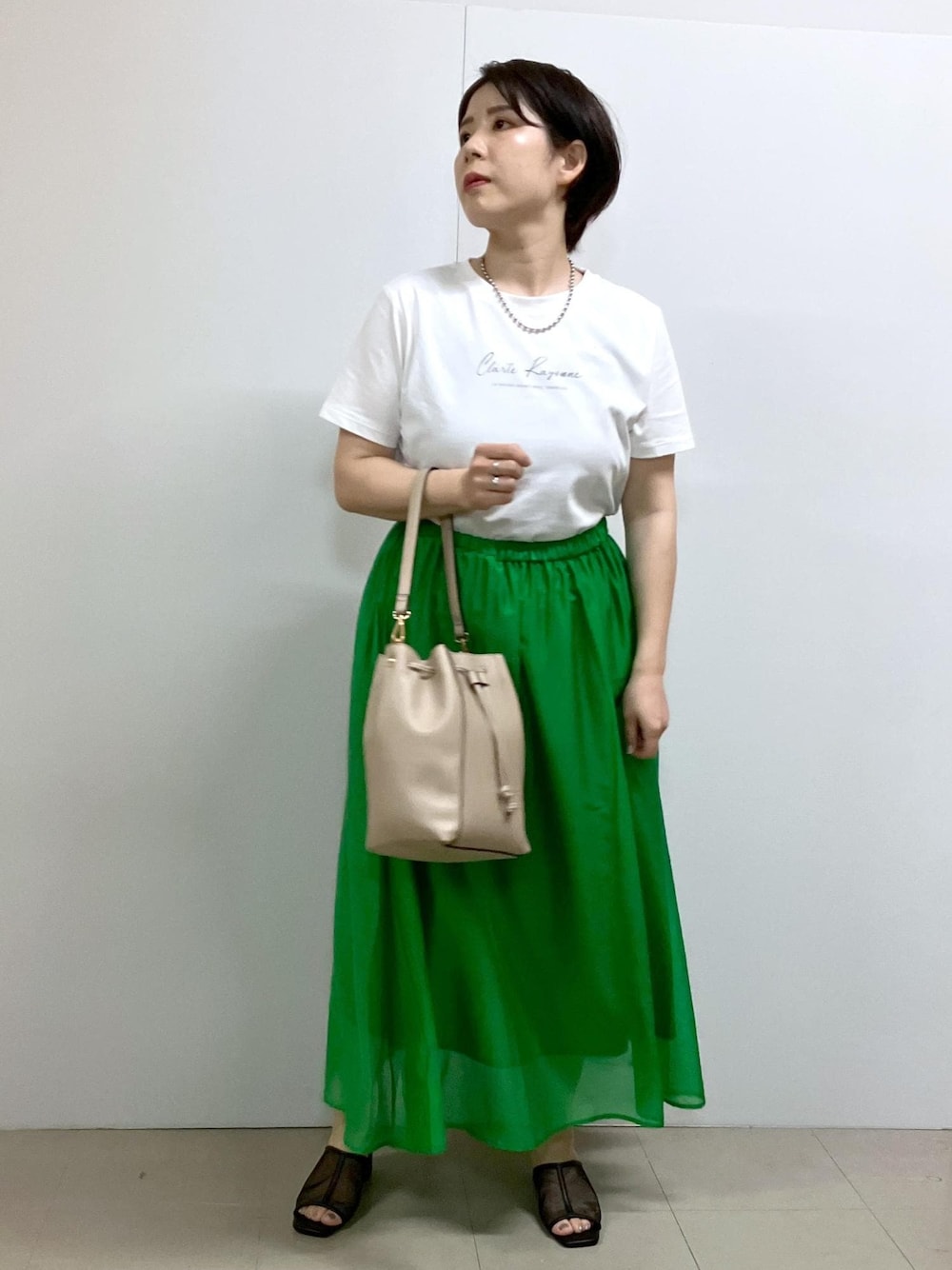 「夏コーデ、お出かけコーデ、推し活コーデ、女子会コーデ、スカートスタイル、ROPÉ PICNIC、ストレート、ブルべ夏、混合、トップス、Tシャツ/カットソー、スカート、バッグ、ショルダーバッグ、シューズ」｜「ROPE' PICNICのエアリーシアーギャザーロングスカート（スカート、グリーン系）」を使った、ゆんさん（レディース・155cm）の夏コーディネートの1枚目の写真