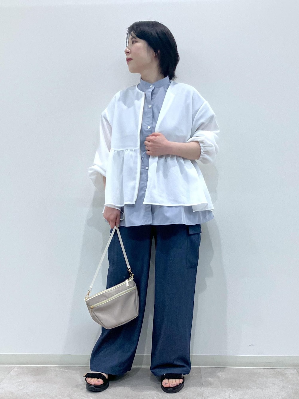 「初夏コーデ、夏コーデ、お出かけコーデ、旅行コーデ、大人カジュアル、ROPÉ PICNIC、ストレート、ブルべ夏、混合、トップス、シャツ/ブラウス、ジャケット/アウター、ブルゾン、パンツ、カーゴパンツ」｜「ROPE' PICNICの【UV対応・防シワ】フレンチペプラムシャツ（シャツ/ブラウス、ブルー系）」を使った、ゆんさん（レディース・155cm）の春コーディネートの1枚目の写真