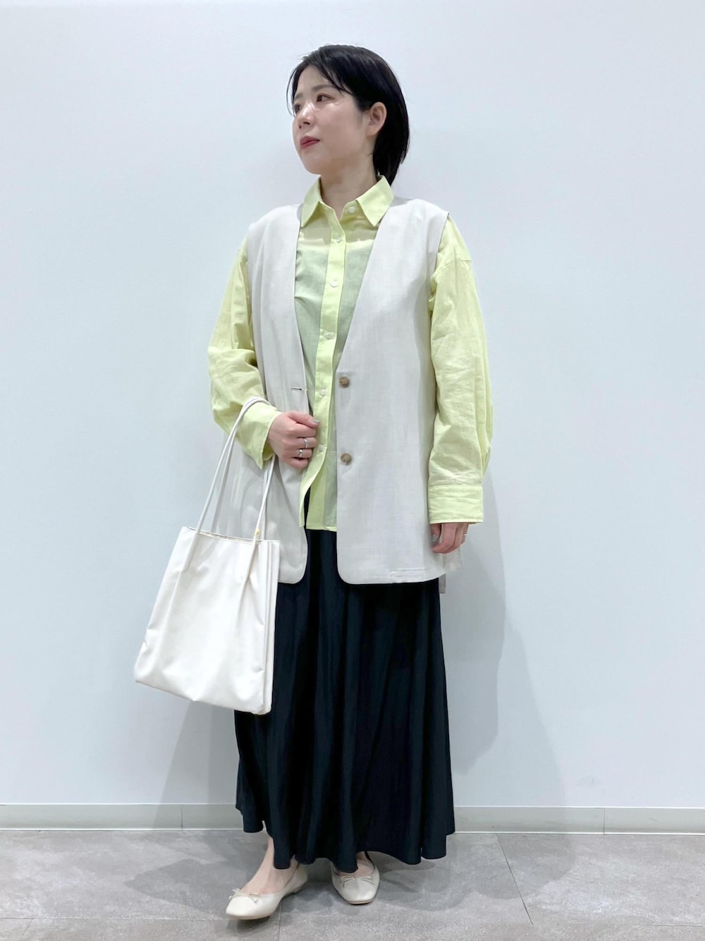 「春コーデ、初夏コーデ、夏コーデ、お出かけコーデ、推し活コーデ、大人カジュアル、ROPÉ PICNIC、ストレート、ブルべ夏、混合、トップス、シャツ/ブラウス、ベスト、パンツ、バッグ」｜「ROPE' PICNICのイージースカーチョ/UVカット・洗濯機OK（その他パンツ、グレー系）」を使った、ゆんさん（レディース・155cm）の春コーディネートの1枚目の写真