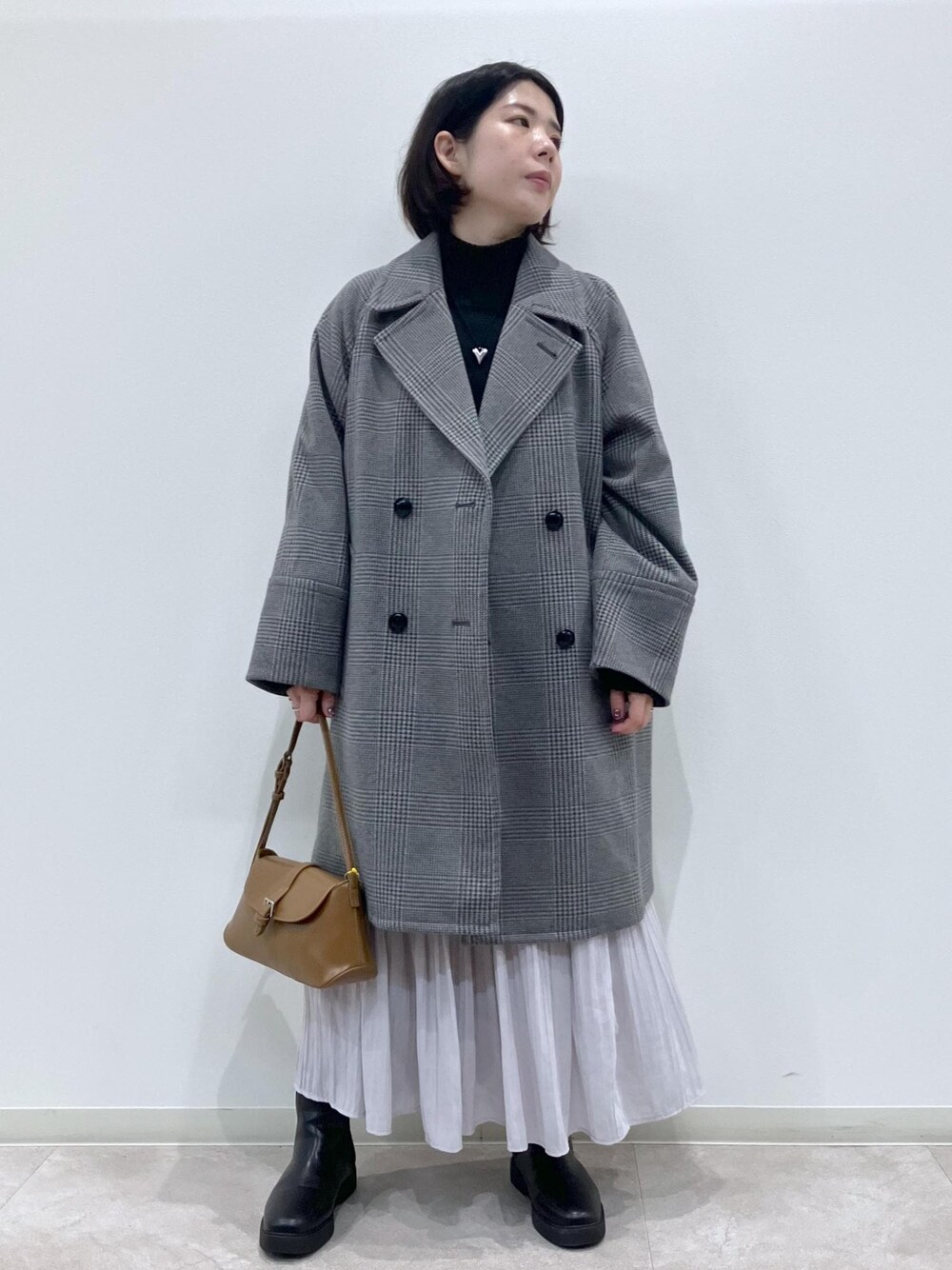 「冬コーデ、お出かけコーデ、クリスマスコーデ、お正月・初詣コーデ、スカートスタイル、ROPÉ PICNIC、ストレート、ブルべ夏、混合、トップス、ニット/セーター、ジャケット/アウター、ピーコート、スカート、バッグ」｜「ROPE' PICNICの【新色追加】着丈が選べるエアリープリーツスカート（スカート、グレー系）」を使った、ゆんさん（レディース・155cm）の秋コーディネートの1枚目の写真