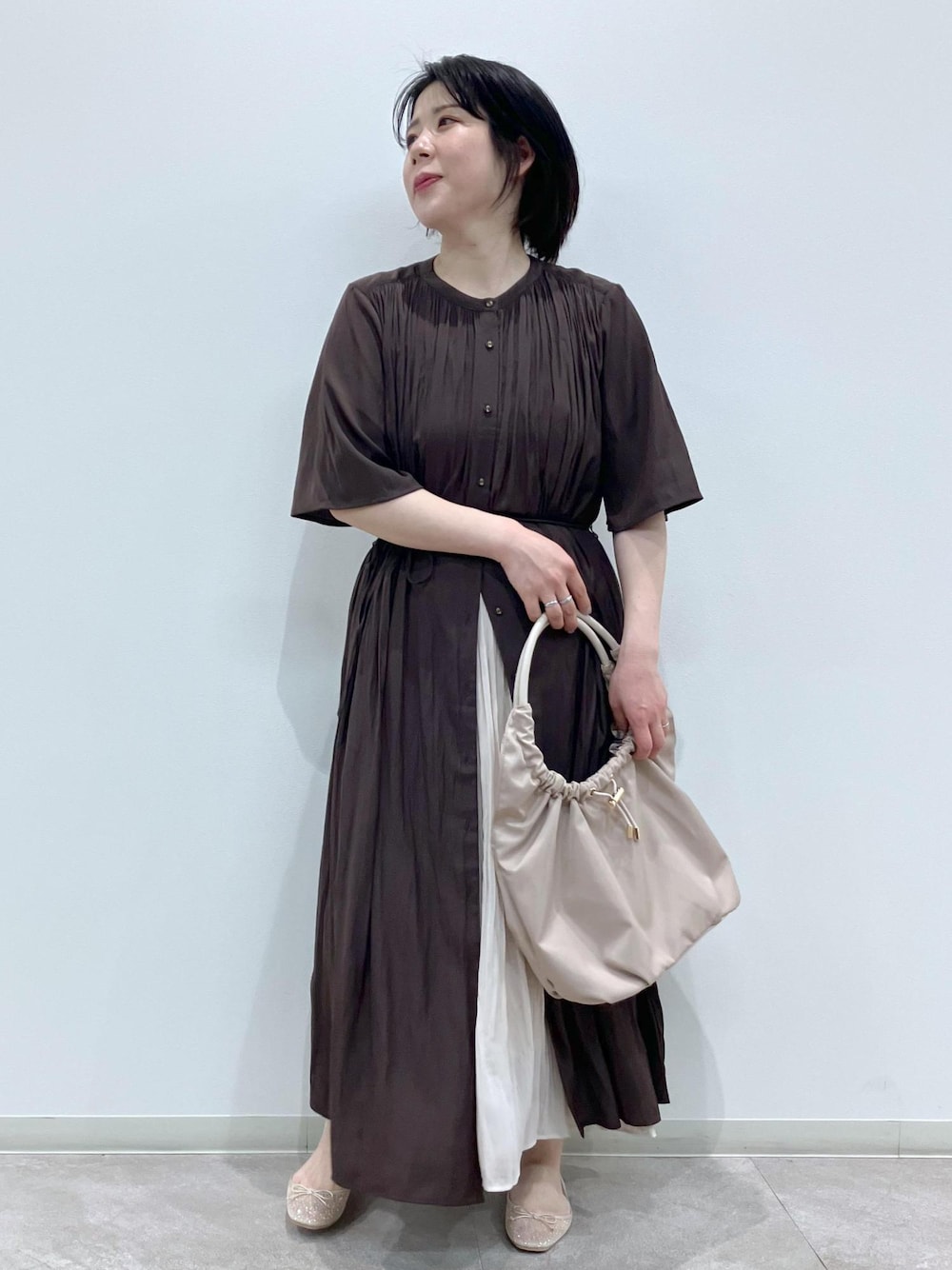 「初夏コーデ、夏コーデ、初秋コーデ、デートコーデ、お出かけコーデ、旅行コーデ、女子会コーデ、レイヤード、スカートスタイル、体型カバー、ROPÉ PICNIC、ストレート、ブルべ夏、混合、スカート」｜「ROPE' PICNICの【新色追加】着丈が選べるエアリープリーツスカート（スカート、ベージュ系）」を使った、ゆんさん（レディース・155cm）の春コーディネートの1枚目の写真