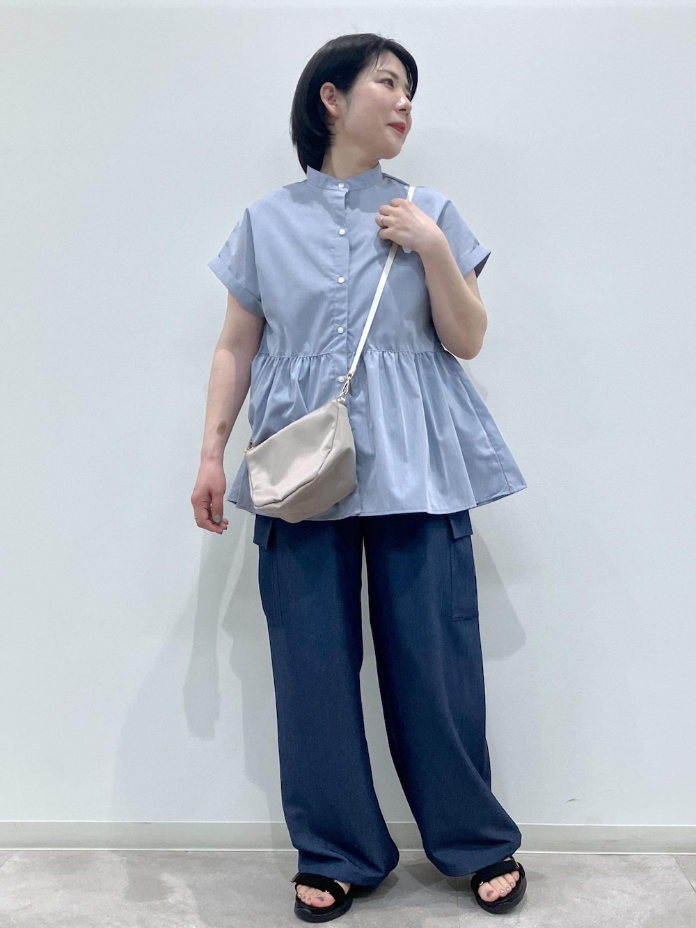 「初夏コーデ、夏コーデ、お出かけコーデ、旅行コーデ、パンツスタイル、ROPÉ PICNIC、ストレート、ブルべ夏、混合、トップス、シャツ/ブラウス、パンツ、カーゴパンツ、バッグ、ショルダーバッグ」｜「ROPE' PICNICの撥水加工/ミニショルダーバッグ（ショルダーバッグ、ベージュ系）」を使った、ゆんさん（レディース・155cm）の春コーディネートの1枚目の写真