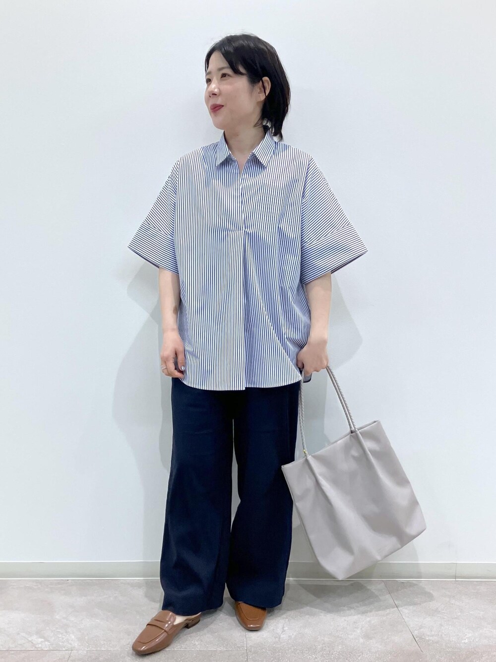 「初夏コーデ、夏コーデ、お仕事コーデ、授業参観日コーデ、運動会コーデ、パンツスタイル、ROPÉ PICNIC、ストレート、ブルべ夏、混合、トップス、シャツ/ブラウス、パンツ、バッグ、トートバッグ」｜「ROPE' PICNICの【A4対応・洗える】ポリエステルメッシュハンドルトートバッグ/通勤対応（トートバッグ、ベージュ系）」を使った、ゆんさん（レディース・155cm）の春コーディネートの1枚目の写真