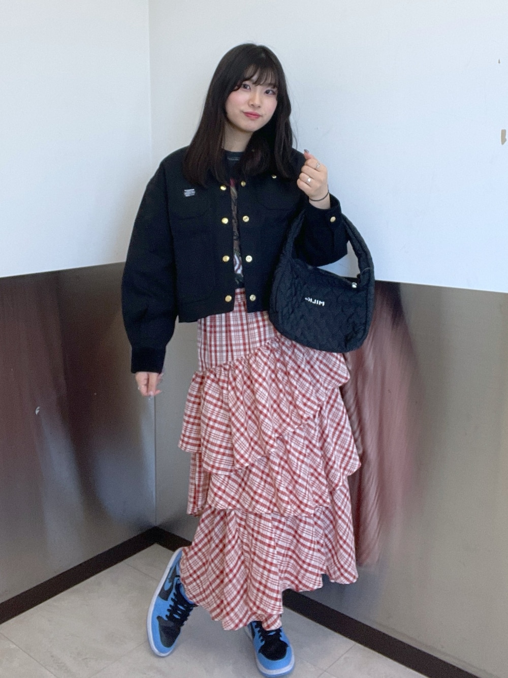 「MILKFED.、イーグルT、スカート、Charcoal、red、black、ジャケット」｜「MILKFED.のCROPPED WORK JACKET（カバーオール、ブラック系）」を使った、Mizuki:)さん（レディース・166cm）の春コーディネートの1枚目の写真