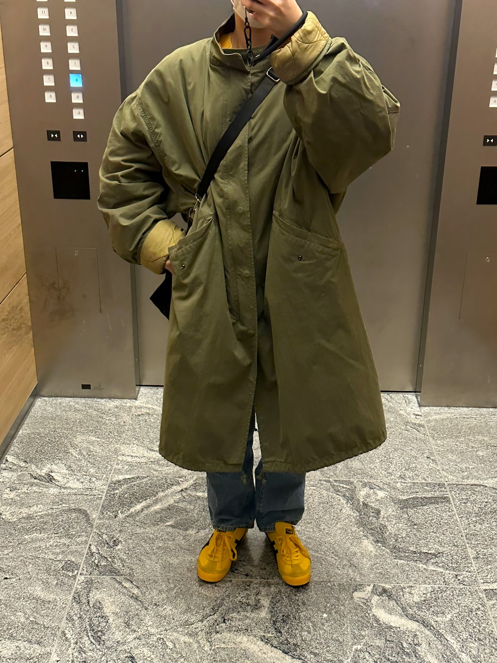 モッズコートを使った「オニツカタイガー」の人気ファッション