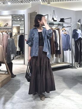 「Jena espace merveilleux(ジェナ エスパスメルヴェイユ)のテンセルバックシャーリングデニムシャツ(シャツ/ブラウス、ブルー系)」を使った、na_915gさん(レディース・166cm)の秋コーディネート