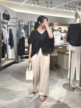 「Jena espace merveilleux(ジェナ エスパスメルヴェイユ)の〈7/17インスタライブご紹介アイテム〉裾ドロストVネックシャツ(シャツ/ブラウス、ブラック系)」を使った、na_915gさん(レディース・166cm)の夏コーディネート