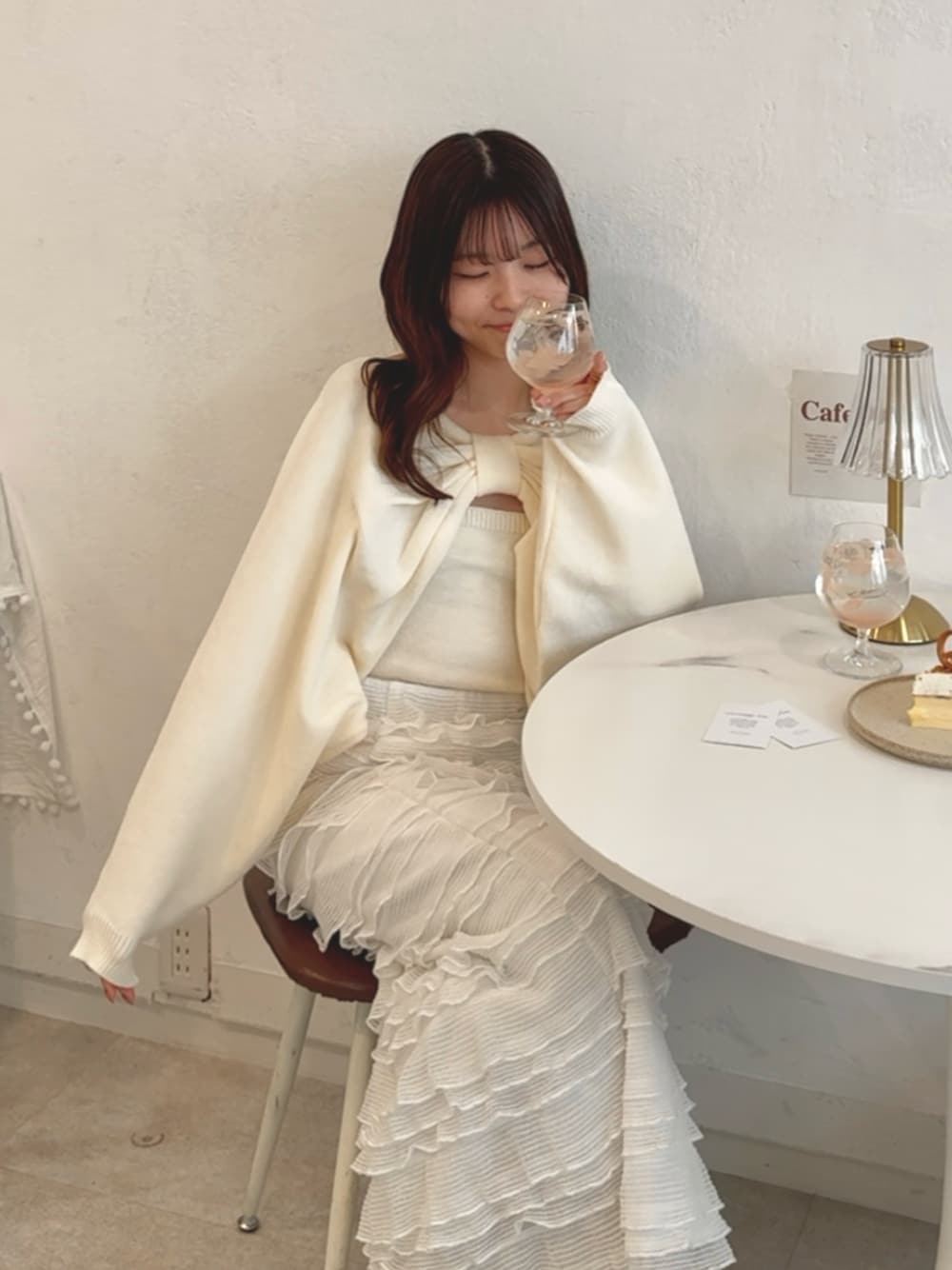 「カフェコーデ、淡色コーデ、リボンニット、ニットコーデ、アイボリーコーデ」｜「mily biletの【mily bilet】キャミ&ニットのセットアイテム！マルチwayリボンボレロニットアンサンブル（ニット/セーター、ホワイト系）」を使った、も えさん（レディース・153cm）の冬コーディネートの1枚目の写真
