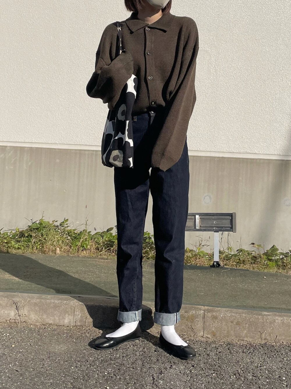 「RUUBON、ルーボン、leno&co、marimekko、niko and ...、ニコアンド、デニム、ニット、ニットカーディガン、カーディガン、バレエシューズ、トートバッグ、シンプルコーデ、シンプル、カジュアルコーデ」｜「marimekkoのmarimekko/マリメッコ ファブリックバッグ エコバック（トートバッグ、ブラック系）」を使った、しさん（レディース・169cm）の秋コーディネートの1枚目の写真