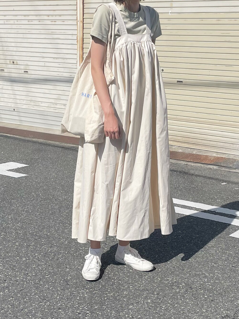 「シンプル、シンプルコーデ、カジュアル、カジュアルコーデ、ワントーンコーデ、淡色コーデ、高身長女子、ワンピース、ワンピースコーデ、ワンピース×スニーカー、スニーカー、スニーカーコーデ、トートバッグ、プチプラ、白スニーカー」｜「Libra Cueのアイテム（ジャンパースカート、ホワイト系）」を使った、しさん（レディース・169cm）の夏コーディネートの1枚目の写真