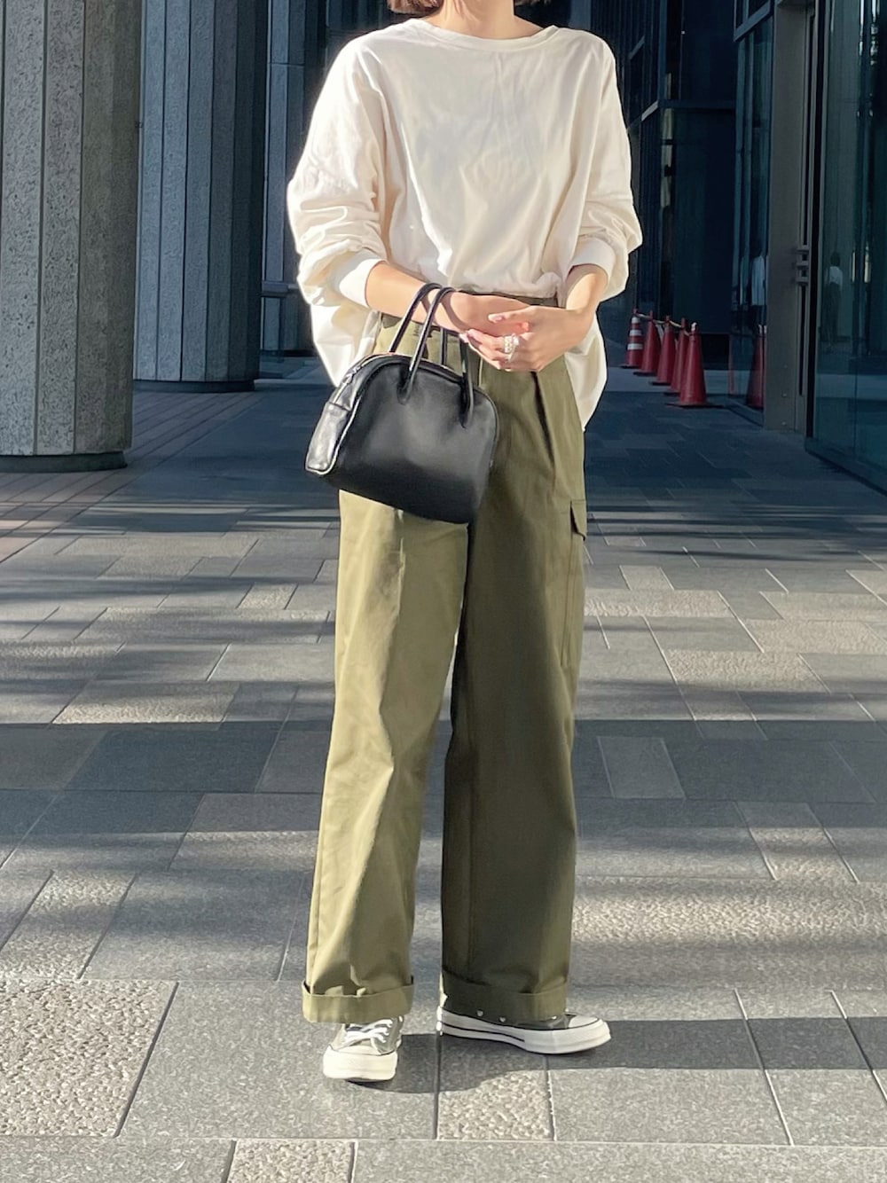 「シンプル、シンプルコーデ、カジュアル、カジュアルコーデ、軍パン、カーゴパンツ、ロンT、converse、CT70s、Aeta、mystic、秋コーデ、オトナ女子、高身長女子、コンバース」｜「mysticのアイテム（トップス、ホワイト系）」を使った、しさん（レディース・169cm）の秋コーディネートの1枚目の写真