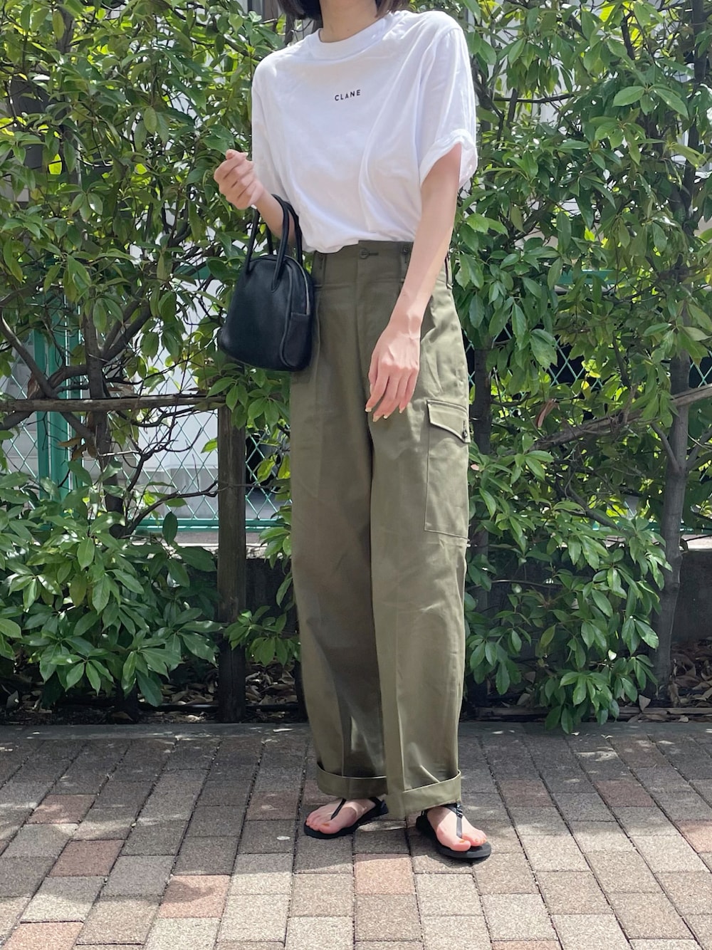 「カジュアルコーデ、シンプルコーデ、着回しコーデ、カジュアル、シンプル、白Tシャツ、カーゴパンツ、ミリタリー、ハイウエスト、ミリタリーコーデ、CLANE、大人コーデ、オトナカワイイ、カーキ、ワイドパンツ」｜「CLANEのアイテム（Tシャツ/カットソー、ホワイト系）」を使った、しさん（レディース・169cm）の夏コーディネートの1枚目の写真