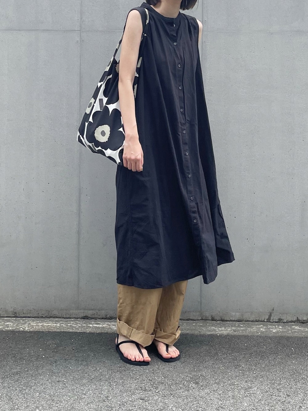 「カジュアル、カジュアルコーデ、シンプル、シンプルコーデ、ワンピース、リネン、無印良品、TODAYFUL、marimekko、レイヤードスタイル、きれいめカジュアル、ノースリーブ、高身長女子、ワイドパンツ、大人カジュアル」｜「marimekkoのmarimekko/マリメッコ ファブリックバッグ エコバック（トートバッグ、ブラック系）」を使った、しさん（レディース・169cm）の夏コーディネートの1枚目の写真