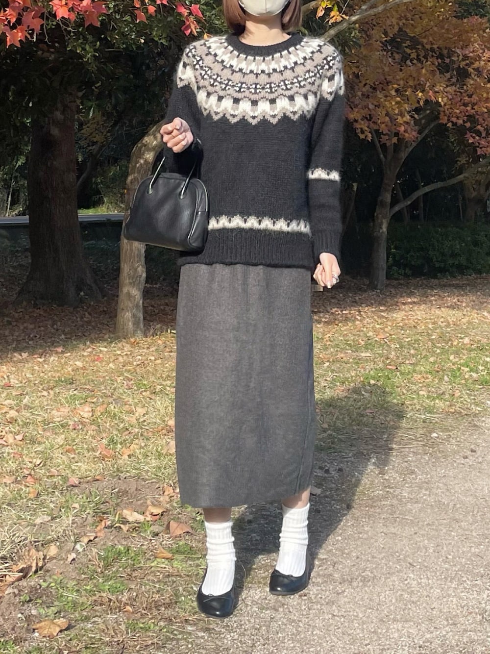 「シンプル、シンプルコーデ、カジュアル、カジュアルコーデ、ニット、冬コーデ、BATONER、reca、Aeta、niko and ...、タイトスカート、モノトーン、バレエシューズ、ブラック、大人カジュアル」｜「recaの起毛リブスカート（スカート、グレー系）」を使った、しさん（レディース・169cm）の冬コーディネートの1枚目の写真