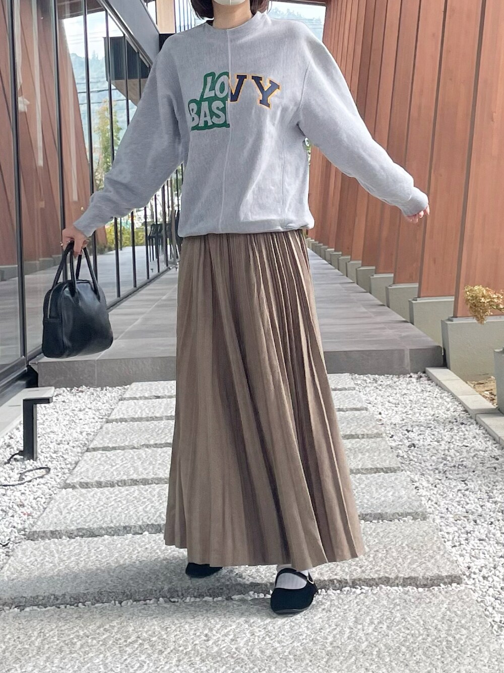 「シンプル、シンプルコーデ、カジュアル、カジュアルコーデ、journal standard、JOURNAL STANDARD relume、niko and ...、Aeta、ロゴスウェット、スウェット、ロングスカート、プリーツスカート、大人カジュアル、ラクチンコーデ、古着」｜「JOURNAL STANDARD relumeのアイテム（スウェット、グレー系）」を使った、しさん（レディース・169cm）の秋コーディネートの1枚目の写真