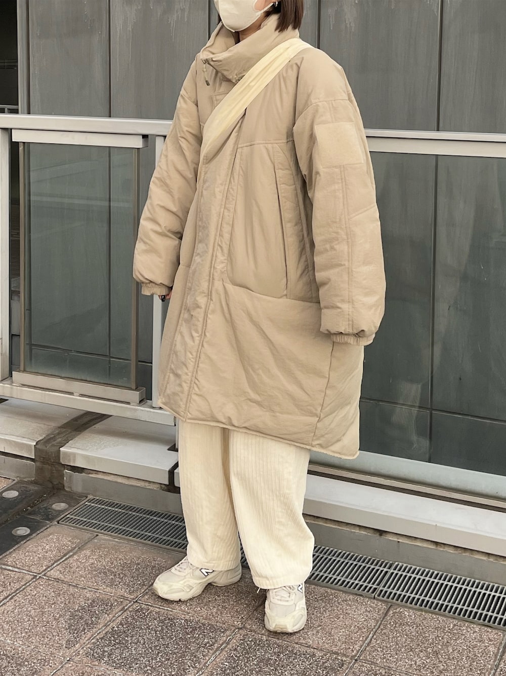 「シンプル、シンプルコーデ、カジュアル、カジュアルコーデ、TODAYFUL、New Balance、ダウンジャケット、コーデュロイ、ワイドパンツ、スニーカー、淡色コーデ、ショルダーバッグ、ベージュ、大人カジュアル、冬コーデ」｜「TODAYFULのアイテム（ダウンジャケット/コート、ベージュ系）」を使った、しさん（レディース・169cm）の冬コーディネートの1枚目の写真