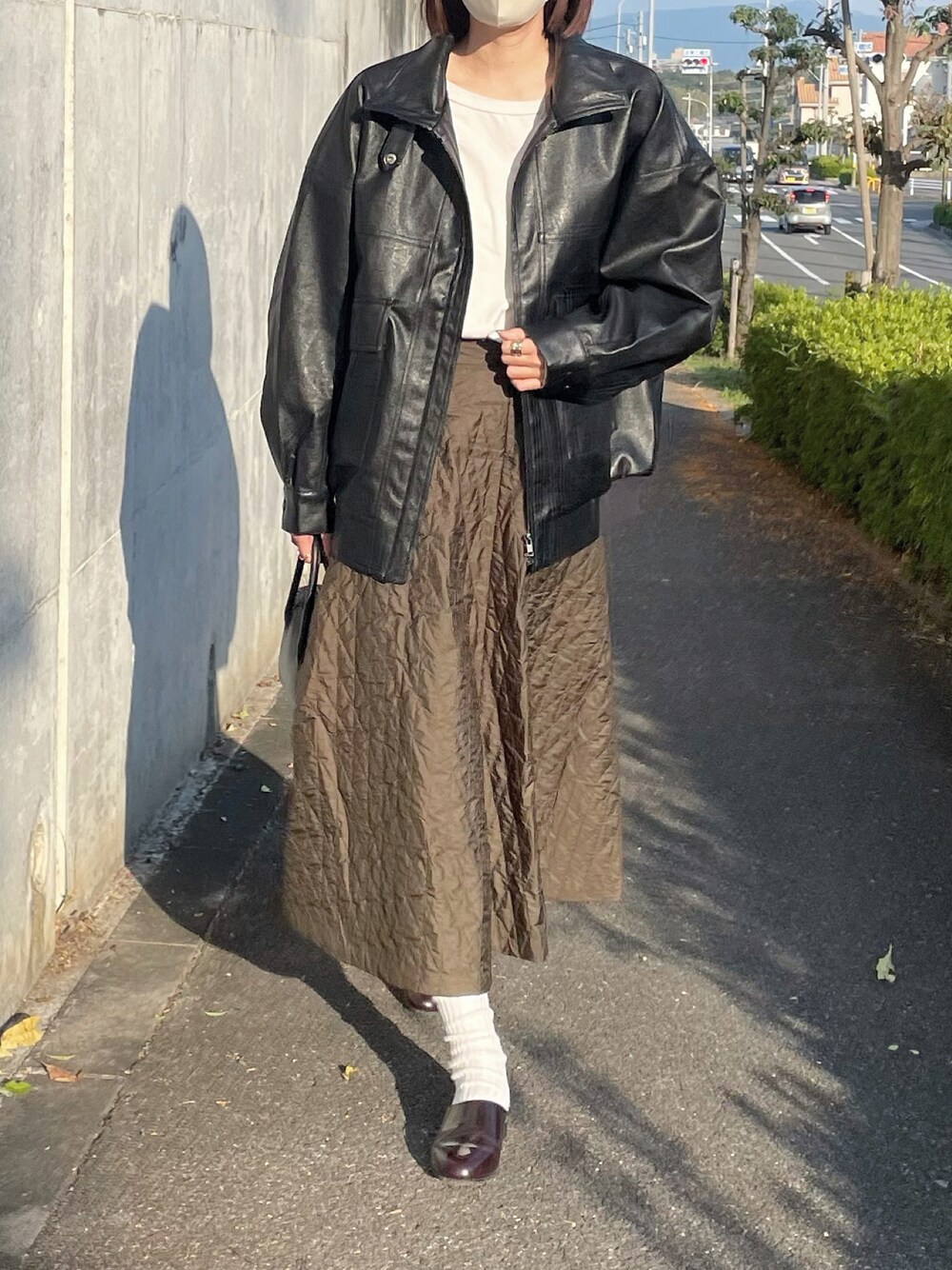 「秋コーデ、カジュアル、カジュアルコーデ、シンプル、シンプルコーデ、MONO-MART、cellar door、Bshop、HARUTA、Aeta、キルティング、キルティングスカート、ブルゾン、レザー、レザージャケット」｜「mysticのアイテム（Tシャツ/カットソー、ホワイト系）」を使った、しさん（レディース・169cm）の秋コーディネートの1枚目の写真