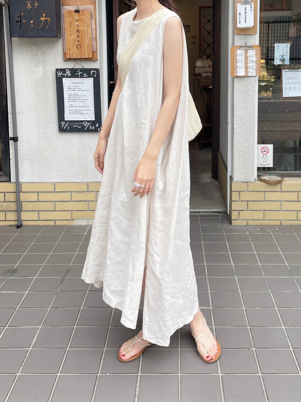 「カジュアルコーデ、シンプルコーデ、カジュアル、シンプル、ワンピース、ワントーンコーデ、ショルダーバッグ、高身長女子、サンダル、きれいめカジュアル、オールホワイト、ホワイト、お出かけコーデ、大人コーデ、リネン」｜「FLENのアイテム（ワンピース/ドレス、ホワイト系）」を使った、しさん（レディース・169cm）の夏コーディネートの1枚目の写真