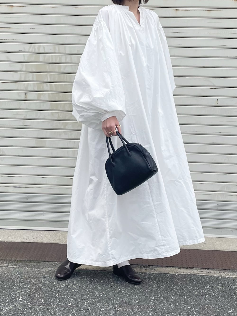 「オトナ女子、カジュアル、カジュアルコーデ、シンプル、シンプルコーデ、高身長コーデ、perna、Aeta、HARUTA、ワンピース、シャツワンピ、モノトーン、モノトーンコーデ、ローファー、シャツスタイル」｜「PERNAのボリュームシャツワンピース（ワンピース、ホワイト系）」を使った、しさん（レディース・169cm）の秋コーディネートの1枚目の写真