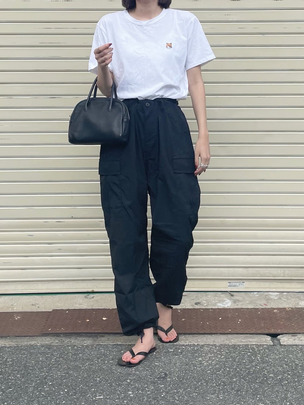「シンプルコーデ、シンプル、カジュアル、カジュアルコーデ、MAISON KITSUNE、leno&co、モノトーン、モノトーンコーデ、白Tシャツ、カーゴパンツ、Tシャツ、高身長女子、韓国ファッション、大人カジュアル」｜「Maison KitsuneのTEE-SHIRT FOX HEAD PATCH（Tシャツ/カットソー、ホワイト系）」を使った、しさん（レディース・169cm）の秋コーディネートの1枚目の写真