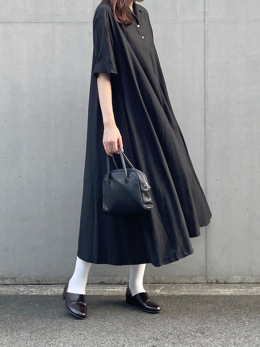 「きれいめカジュアル、お出かけコーデ、大人かわいい、秋先取りコーデ、高身長女子、シンプル、シンプルコーデ、カジュアル、カジュアルコーデ、モノトーン、モノトーンコーデ、ブラック、ブラックコーデ、ワンピース、ローファー」｜「Aetaのアイテム（ハンドバッグ、ブラック系）」を使った、しさん（レディース・169cm）の夏コーディネートの1枚目の写真