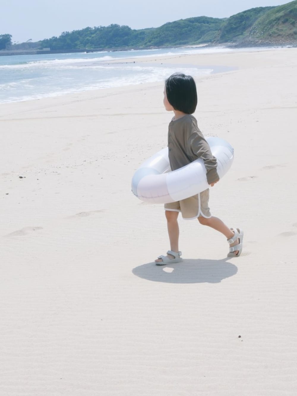 「海、水着、真夏のアクティブスタイル、キッズファッション」｜「green label relaxingのアイテム（ラッシュガード、ブラウン系）」を使った、sachiさん（キッズ・110cm）の夏コーディネートの1枚目の写真