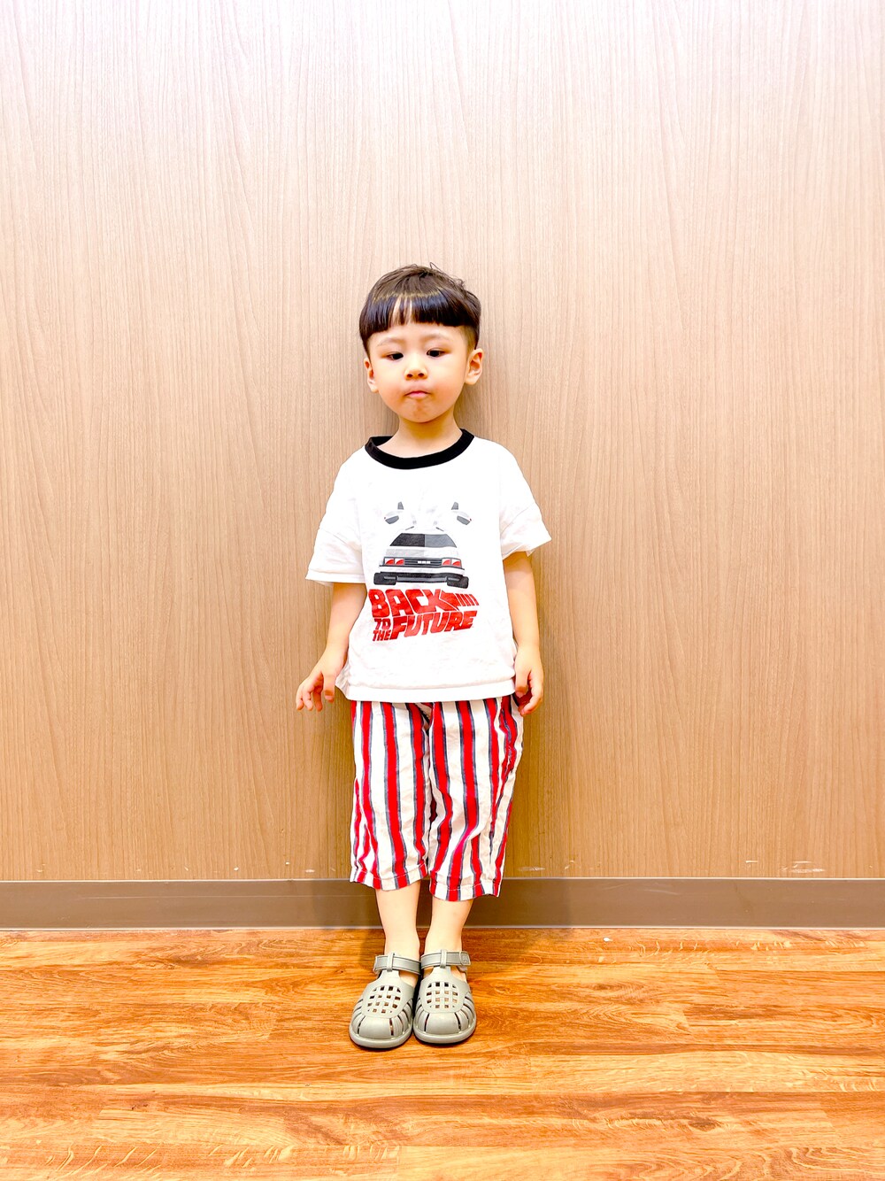 グリーン系のサンダル、レッド系のパンツを着用したキッズの夏コーディネートの1枚目の写真