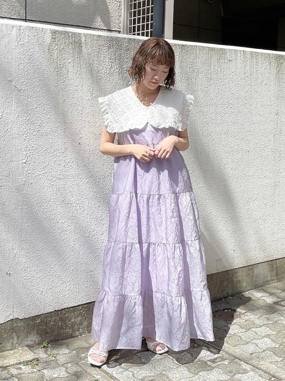 ホワイト系のシャツ/ブラウス、パープル系のワンピース、ホワイト系のパンプスを着用したレディースの春コーディネートの1枚目の写真