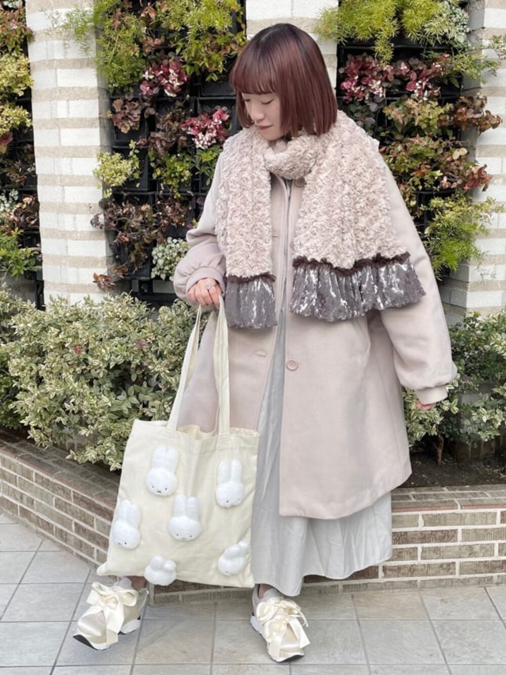 ベージュ系のその他アウター、ホワイト系のスニーカー、グレー系のワンピースを着用したレディースの冬コーディネートの1枚目の写真
