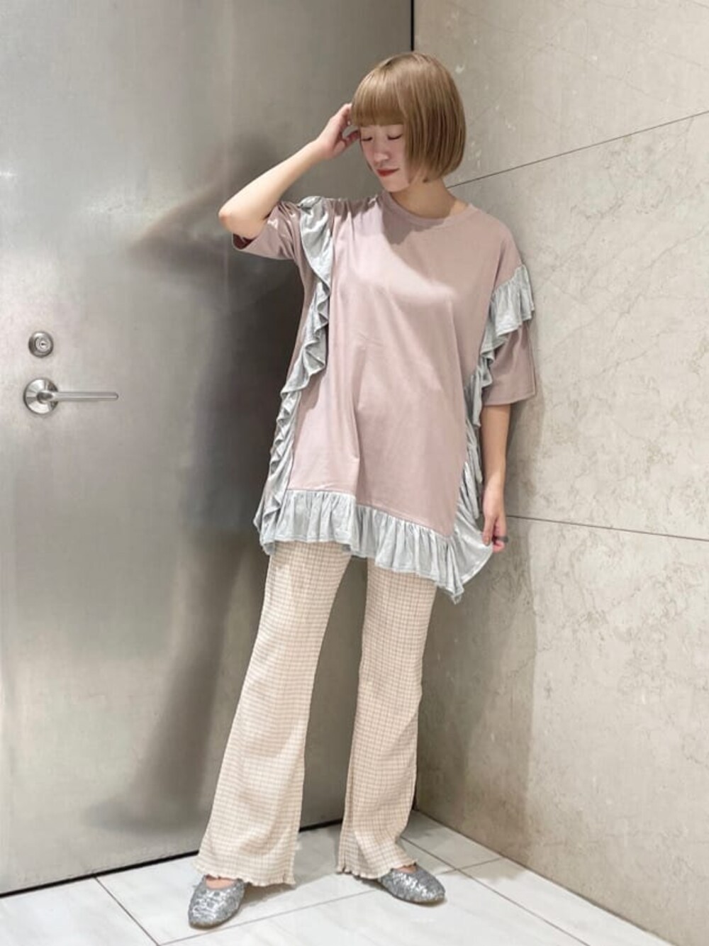 ピンク系のTシャツ/カットソー、ベージュ系のその他パンツ、シルバー系のその他シューズを着用したレディースの夏コーディネートの1枚目の写真