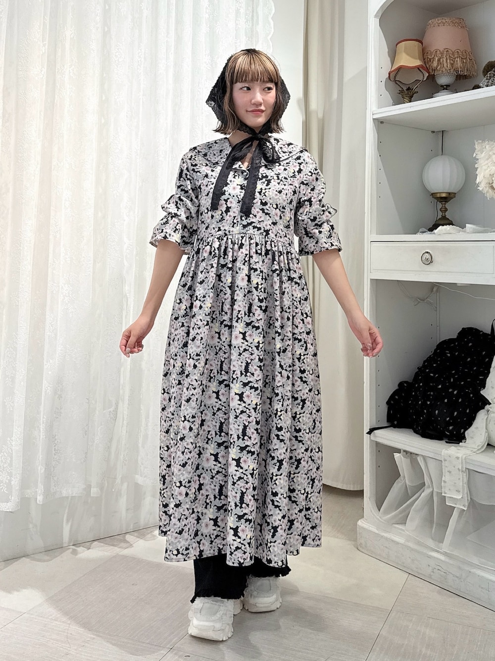 ブラック系のワンピース、ブラック系のスウェットパンツ、ホワイト系のスニーカーを着用したレディースの夏コーディネートの1枚目の写真