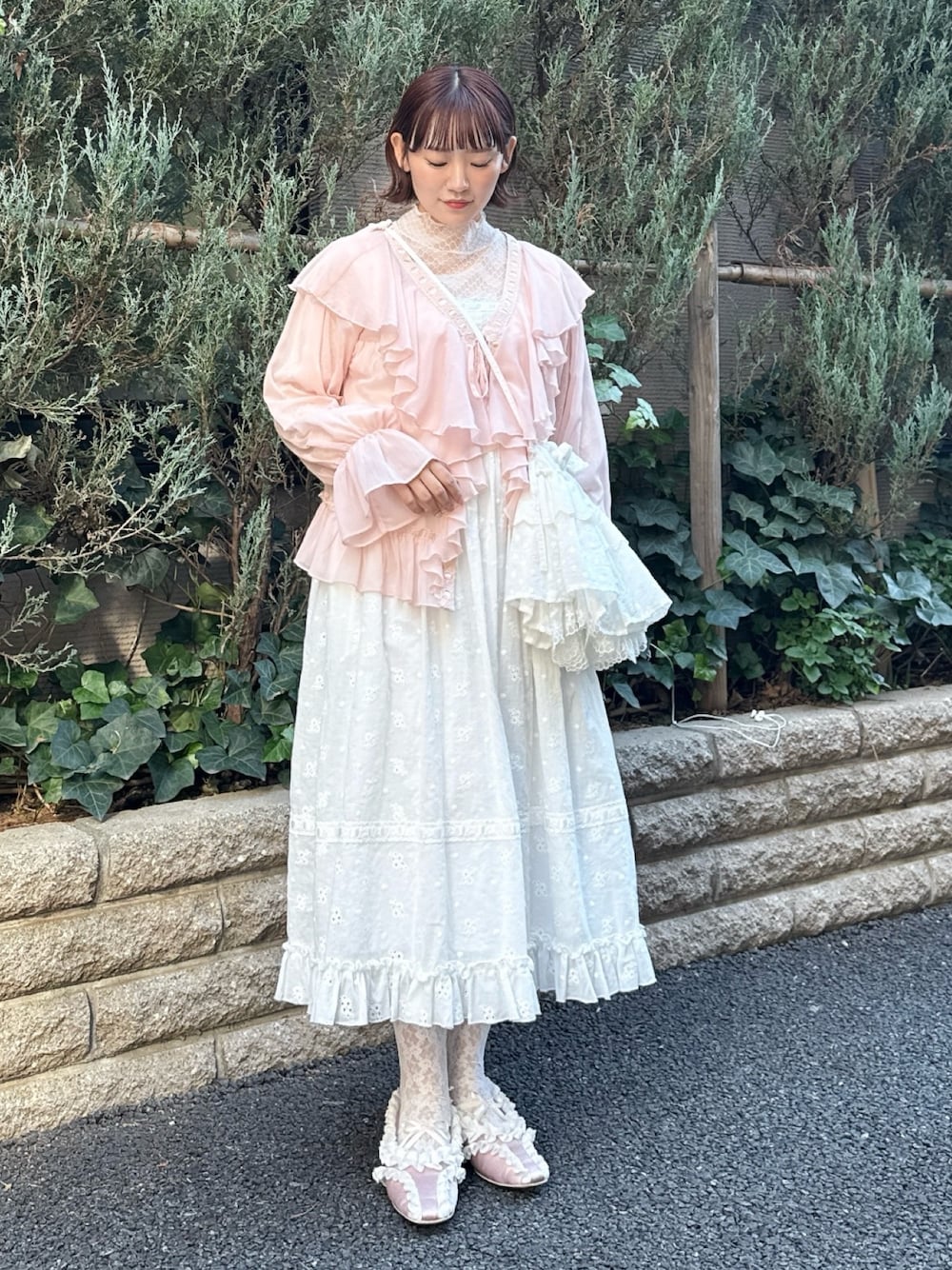 ホワイト系のTシャツ/カットソー、ピンク系のカーディガン/ボレロ、ホワイト系のワンピースを着用したレディースの冬コーディネートの1枚目の写真