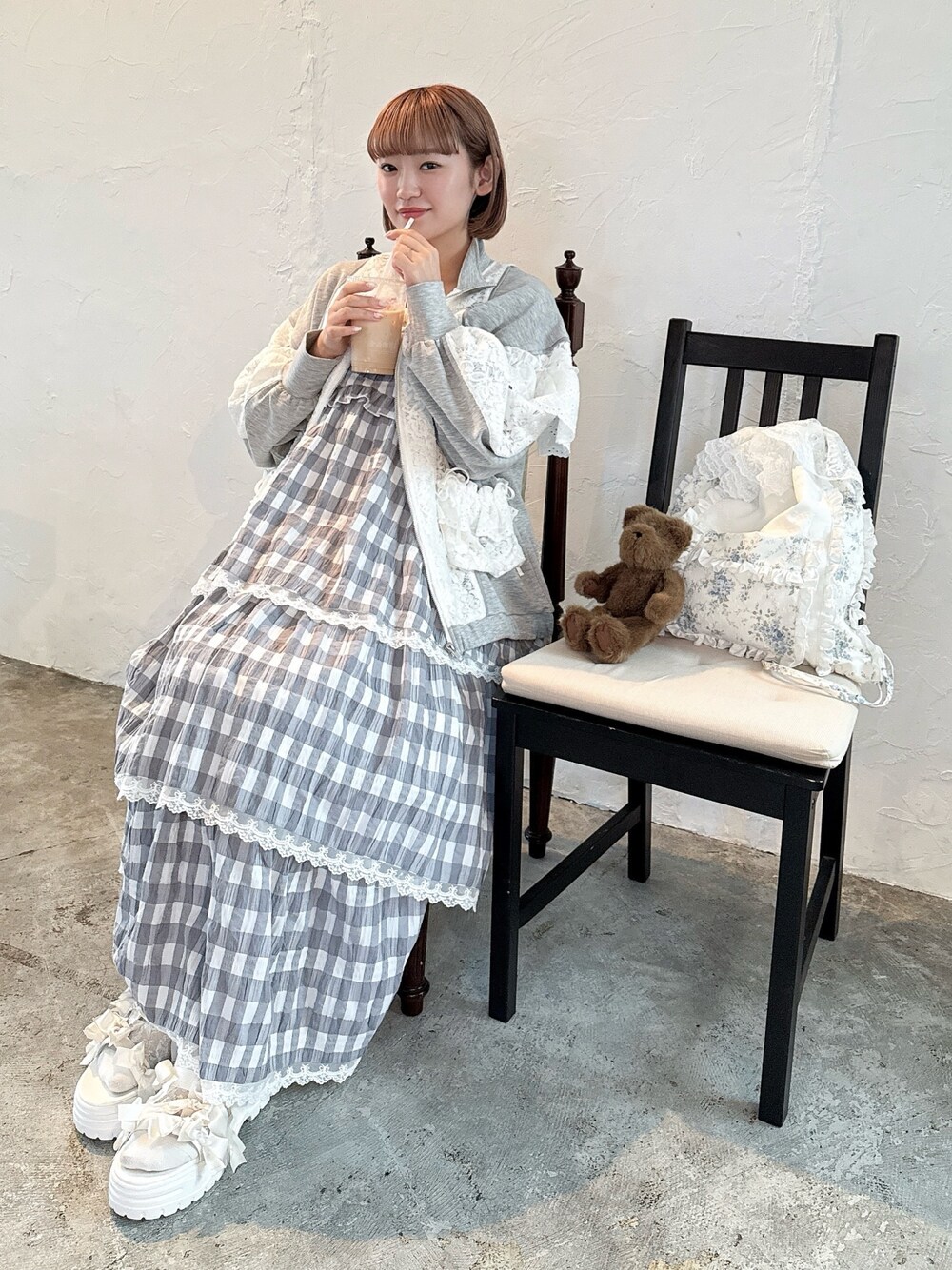 ブルー系のバックパック/リュック、グレー系のワンピース、ホワイト系のサンダルを着用したレディースの春コーディネートの1枚目の写真